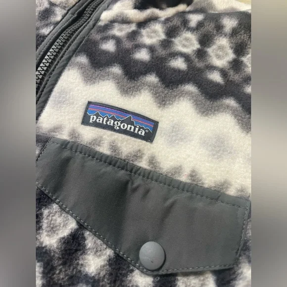 Patagonia women’s Black and Gray Patterned Fleece Jacket - Picture 3 of 5